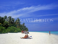 MALDIVE ISLANDS, Biyadhoo Island, beach and sunbathers, MAL501JPL