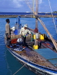 MALDIVE ISLANDS, Male, fishermen unloading catch from boat, MAL556JPL