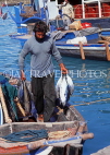 MALDIVE ISLANDS, Male, fishermen unloading catch from dhoni, MAL558JPL