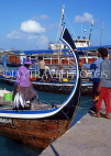 MALDIVE ISLANDS, Male, fishermen unloading catch from dhoni (fishing boat), MAL561JPL