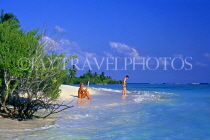 MALDIVE ISLANDS, holidaymakers onbeach and seascape, MAL658JPL