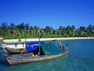 MALDIVE ISLANDS, island and Dhonis (traditional fishing boats), MAL506JPL