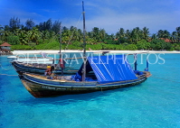 MALDIVE ISLANDS, island and Dhonis (traditional fishing boats), MAL507JPL