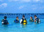 MALDIVE ISLANDS, scuba divers having lessons, MAL470JPL