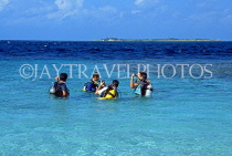 MALDIVE ISLANDS, scuba divers having lessons, MAL70JPL