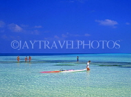 MALDIVE ISLANDS, seascape, holidaymakers in shallow waters, MAL675JPL