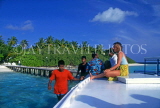 MALDIVE ISLANDS, tourist on boat trip (at Embudhu Village island), MAL76JPL