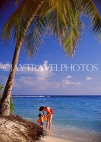 MALDIVE ISLANDS, tourist with child on beach, MAL740JPL