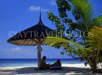 MALDIVE ISLANDS, tourists under thatched sunshade, MAL700JPL