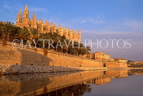 MALLORCA, Palma, La Seu Cathedral and and fortress wall, SPN701JPL