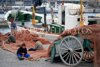 MALLORCA, Palma, harbourfront, fishermen mending their nets, MAL1454JPL