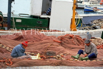 MALLORCA, Palma, harbourfront, fishermen mending their nets, MAL1455JPL