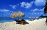 MEXICO, Yucatan, COZUMEL, beach with sunshades and sunbeds, MEX497JPL