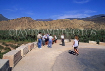 MOROCCO, Atlas Mountains and oasis, tourists at lookout point, MOR51JPL