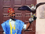MOROCCO, Marrakesh, man posing with bird of prey, MOR344JPL