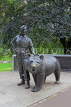 SCOTLAND, Edinburgh, Princes Street Gardens, Wojtek 'Soldier Bear' sculpture, SCO1058JPL