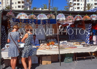 SPAIN, Andalucia, Costa Del Sol, ESTEPONA, sunday market, tourists browing, SPN759JPL