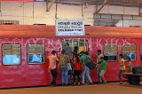 SRI LANKA, Colombo, Fort Railway Station, people boarding, SLK5315JPL