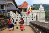 SRI LANKA, Kandy, Temple of the Tooth (Dalada Maligawa), site and visitors, SLK3486JPL