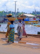 SRI LANKA, Negombo, fishwives with baskets on head, SLK1582JPL