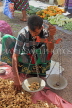 SRI LANKA, Negombo, market, fruit and vegetable market, vendor with scales weighing ginger, SLK6176JPL