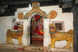 SRI LANKA, Pilimathalawa (nr Kandy), Embekke Devalaya, Drummers Hall, shrine room, SLK4104JPL