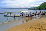 SRI LANKA, south coast, Ambalangoda, fishermen hauling in nets, SLK1703JPL