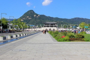 South Korea, SEOUL, Gwanghwamun Square, Gyeongbokgung Palace in background, SK561JPL