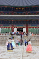 South Korea, SEOUL, Gyeongbokgung Palace, Geunjeongjeon Hall, and visitors in Hanbok attire, SK331JPL
