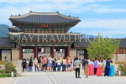 South Korea, SEOUL, Gyeongbokgung Palace, complex, and visitors, SK347JPL