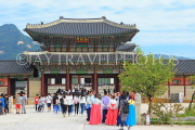 South Korea, SEOUL, Gyeongbokgung Palace, complex, and visitors, SK348JPL