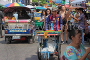 THAILAND, Bangkok, Khao San Road, crowded street scene, THA3282JPL