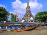 THAILAND, Bangkok, WAT ARUN (Temple of Dawn) and boat on Chao Phraya River, THA1836JPL