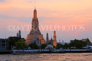 THAILAND, Bangkok, WAT ARUN (Temple of Dawn) at dusk & Chao Phraya River, THA3144JPL