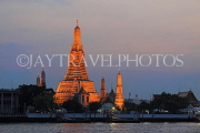 THAILAND, Bangkok, WAT ARUN (Temple of Dawn) at night & Chao Phraya River, THA3138JPL
