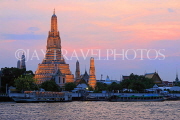 THAILAND, Bangkok, WAT ARUN (Temple of Dawn) at night & Chao Phraya River, THA3141JPL