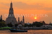 THAILAND, Bangkok, WAT ARUN (Temple of Dawn) at sunset & Chao Phraya River, THA3146JPL