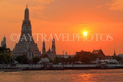 THAILAND, Bangkok, WAT ARUN (Temple of Dawn) at sunset & Chao Phraya River, THA3150JPL