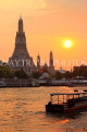 THAILAND, Bangkok, WAT ARUN (Temple of Dawn) at sunset & Chao Phraya River, THA3152JPL