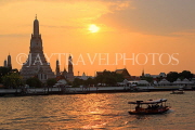 THAILAND, Bangkok, WAT ARUN (Temple of Dawn) at sunset & Chao Phraya River, THA3157JPL