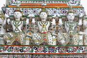 THAILAND, Bangkok, WAT ARUN, encrusted porcelain work and statues on prangs, THA3110JPL