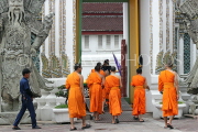 THAILAND, Bangkok, WAT PHO, temple site, monks in courtyard, THA2826JPL