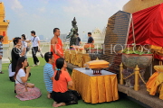 THAILAND, Bangkok, WAT SAKET (Golden Mount Temple), worshippers by the stupa, THA3328JPL