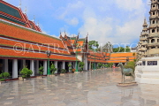 THAILAND, Bangkok, WAT SUTHAT, courtyard and cloisters, THA3209JPL