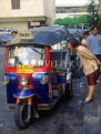 THAILAND, Bangkok, customer negotiating with Tuk Tuk taxi, THA936JPL