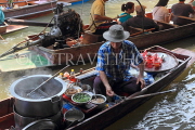 THAILAND, Damnoen Saduak (Floating Market), food vendor in sampan, THA2992JPL