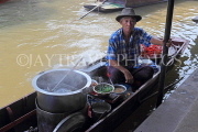 THAILAND, Damnoen Saduak (Floating Market), food vendor in sampan, THA2994JPL