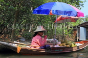 THAILAND, Damnoen Saduak (Floating Market), vendor in sampan, THA2942JPL