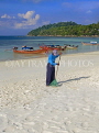 THAILAND, Koh Lipe Island, worker raking the sand on beach, THA2079JPL
