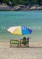 THAILAND, Koh Tao Island, Koh Nang Yuan island, beach, tourist on deckchair and parasol, THA2036JPL